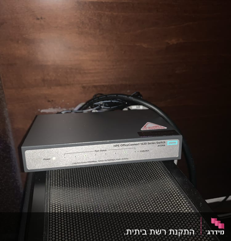 מתג רשת HPE OfficeConnect עם נורות חיווי פעילות